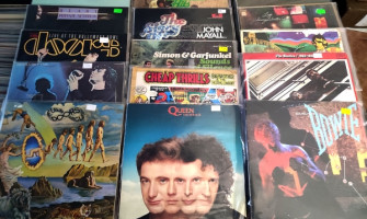 DAVID BOWIE  , QUEEN , DOORS…JOŠ JEDNA CLASSIC ROCK KOLEKCIJA NA LPima!!!